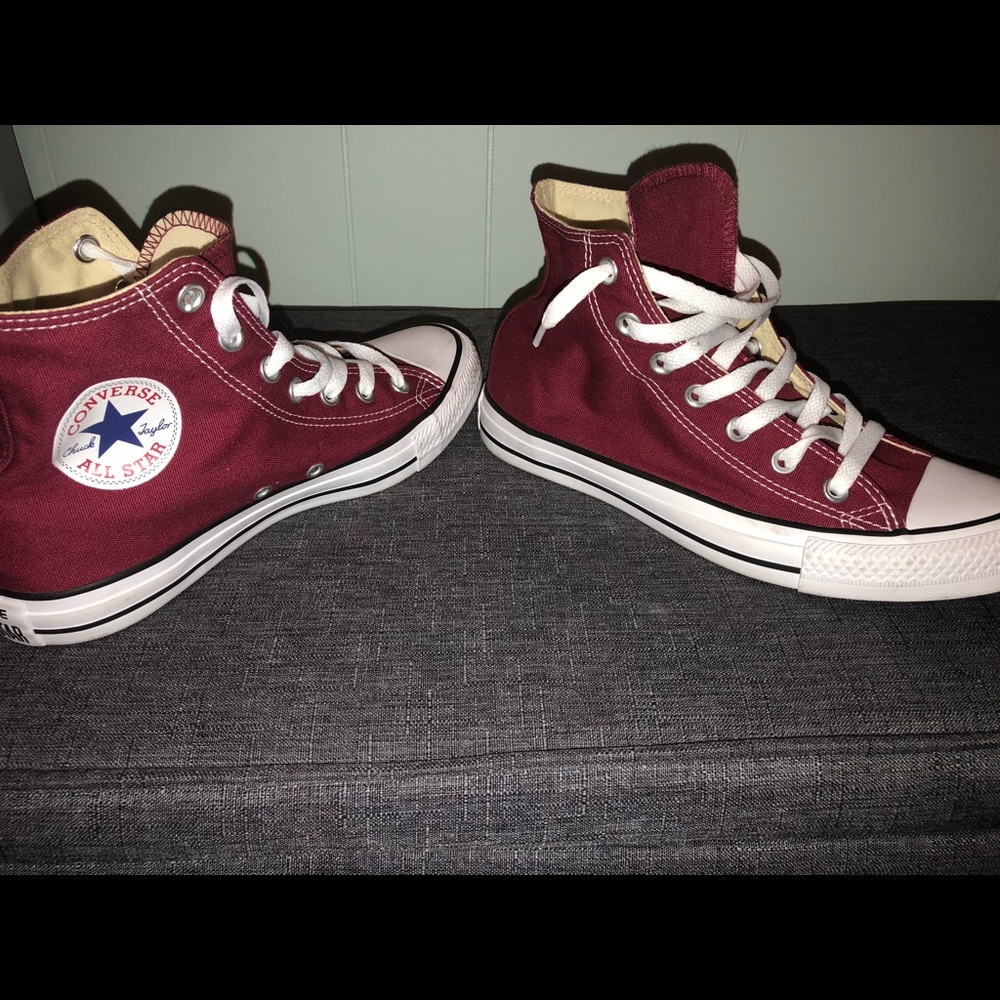 HIGHTOP BURGUNDY HIGHTOP CONVERSE WOMENS SIZE 8